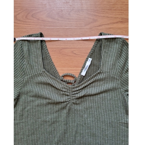 🆕 V-neck Lace Back Top - Picture 7 of 13